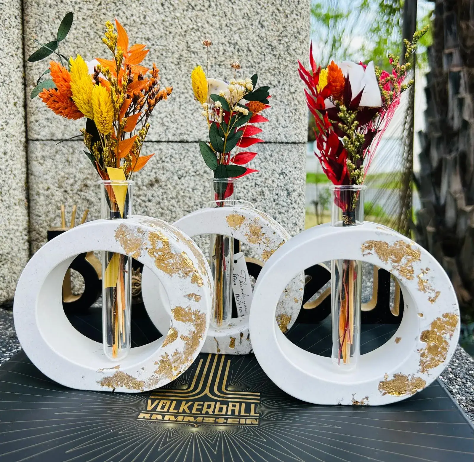 Vases circulaires blancs avec fleurs séchées colorées