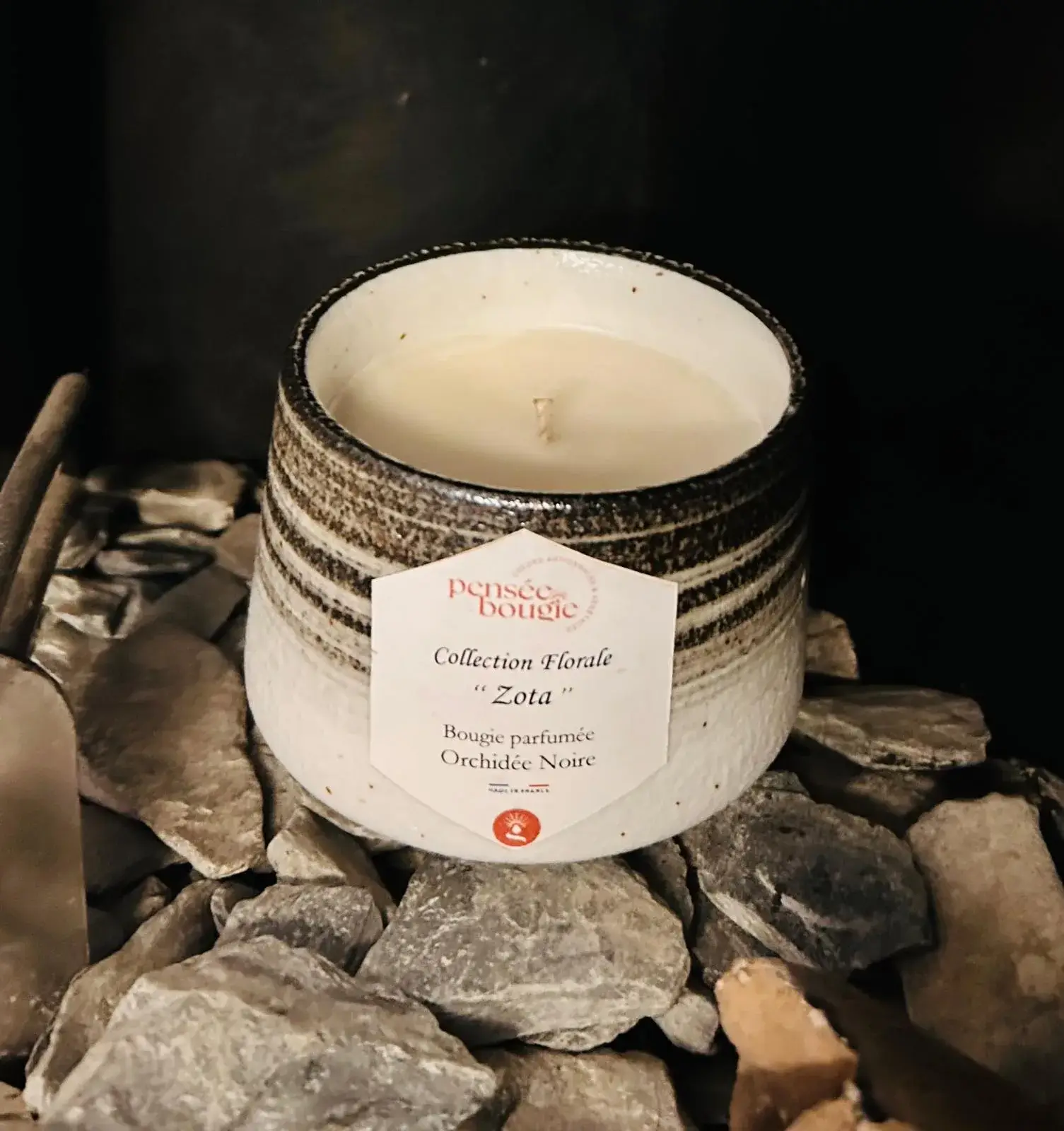 Bougie parfumée Orchidée Noire dans pot artisanal
