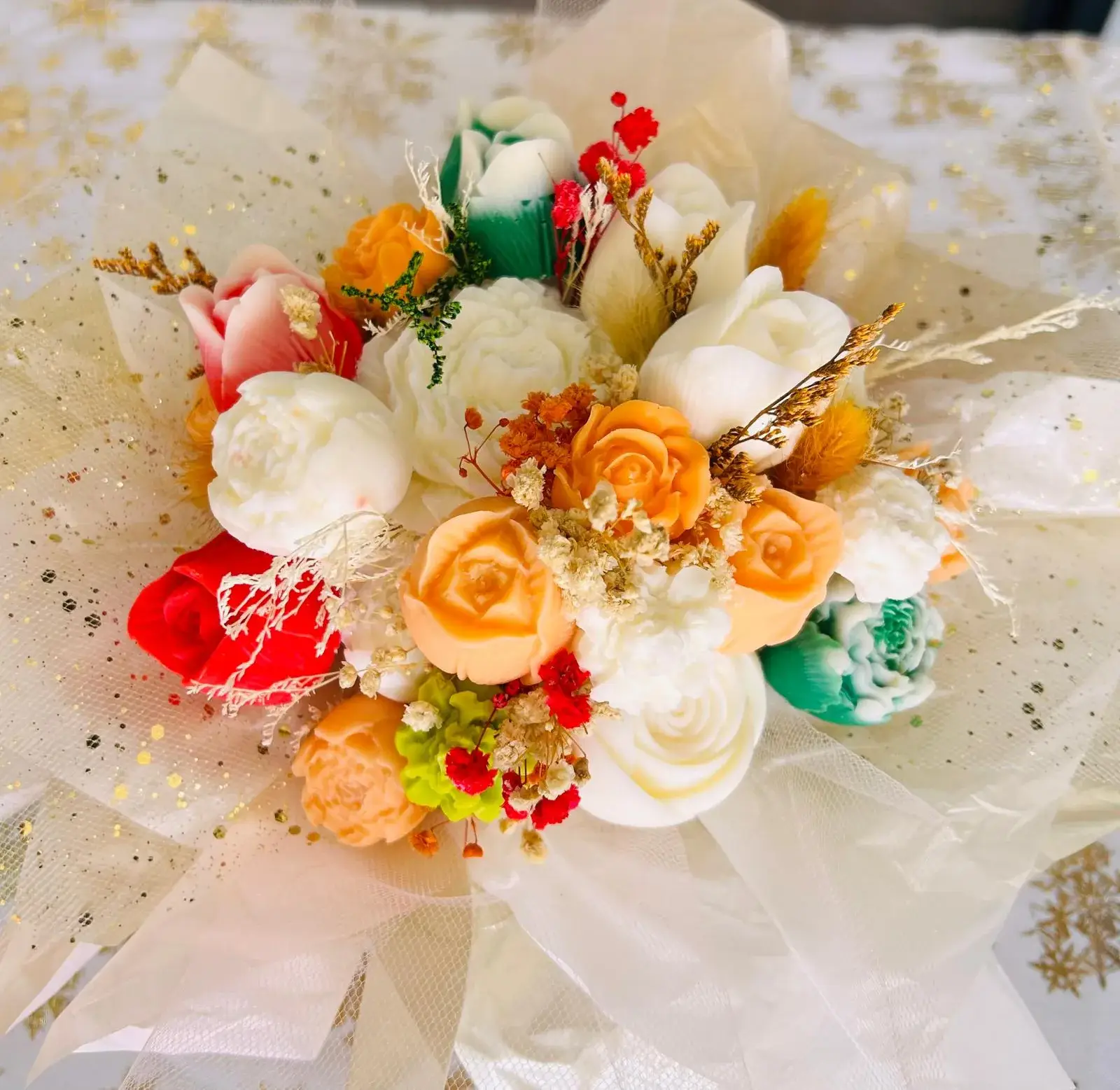 Bouquet coloré de fleurs en savon, emballé de tulle