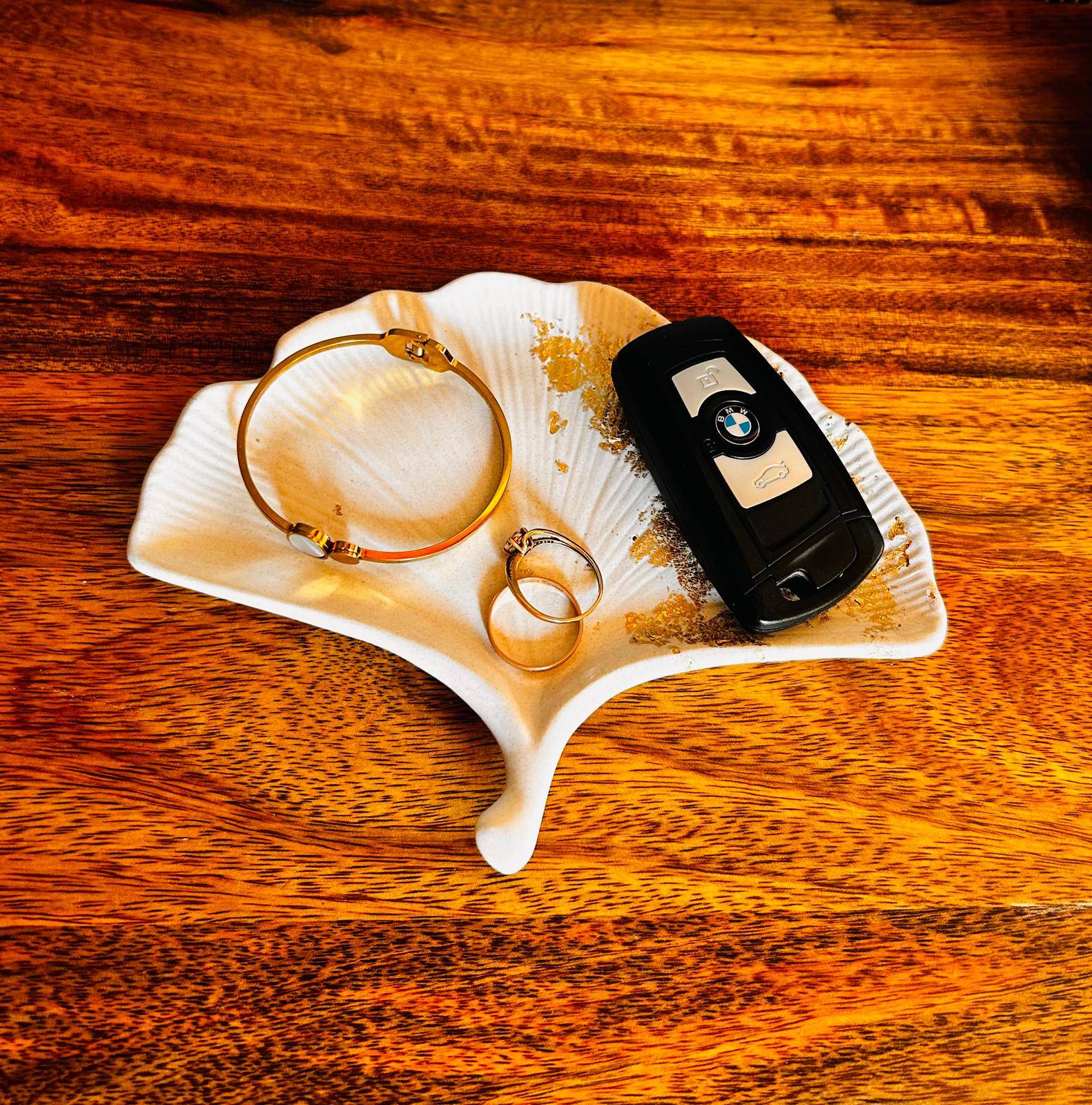 Bijoux et clé de voiture sur une assiette