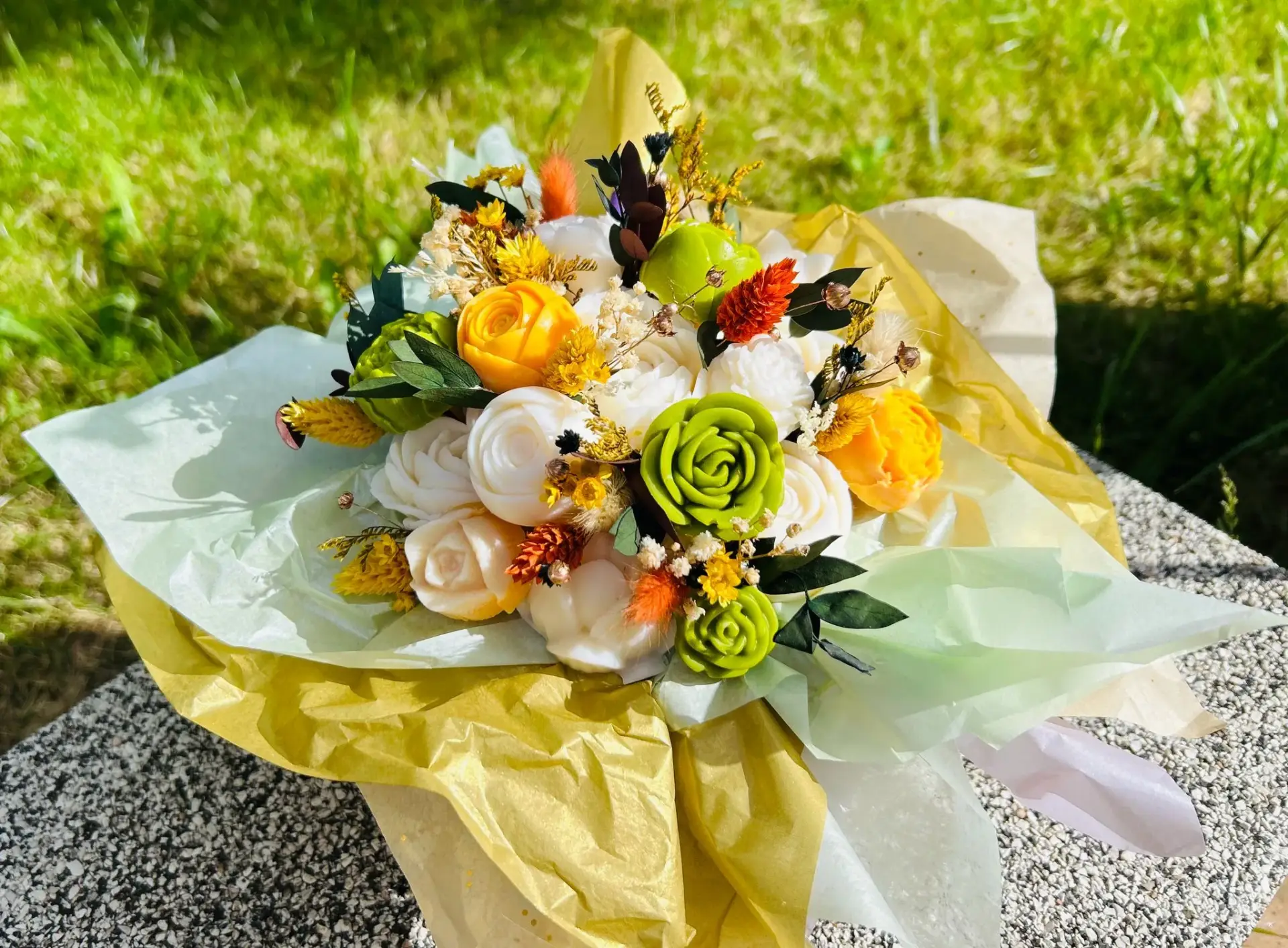 Bouquet coloré de roses et fleurs décoratives