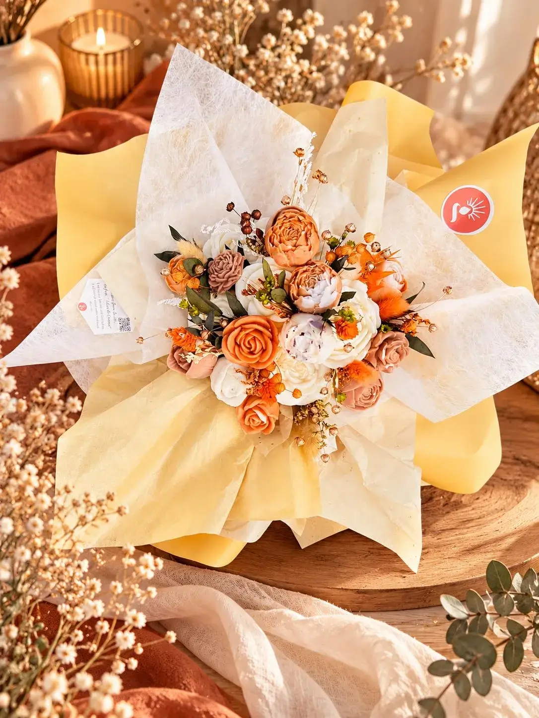 Bouquet de roses orange et blanches en papier jaune