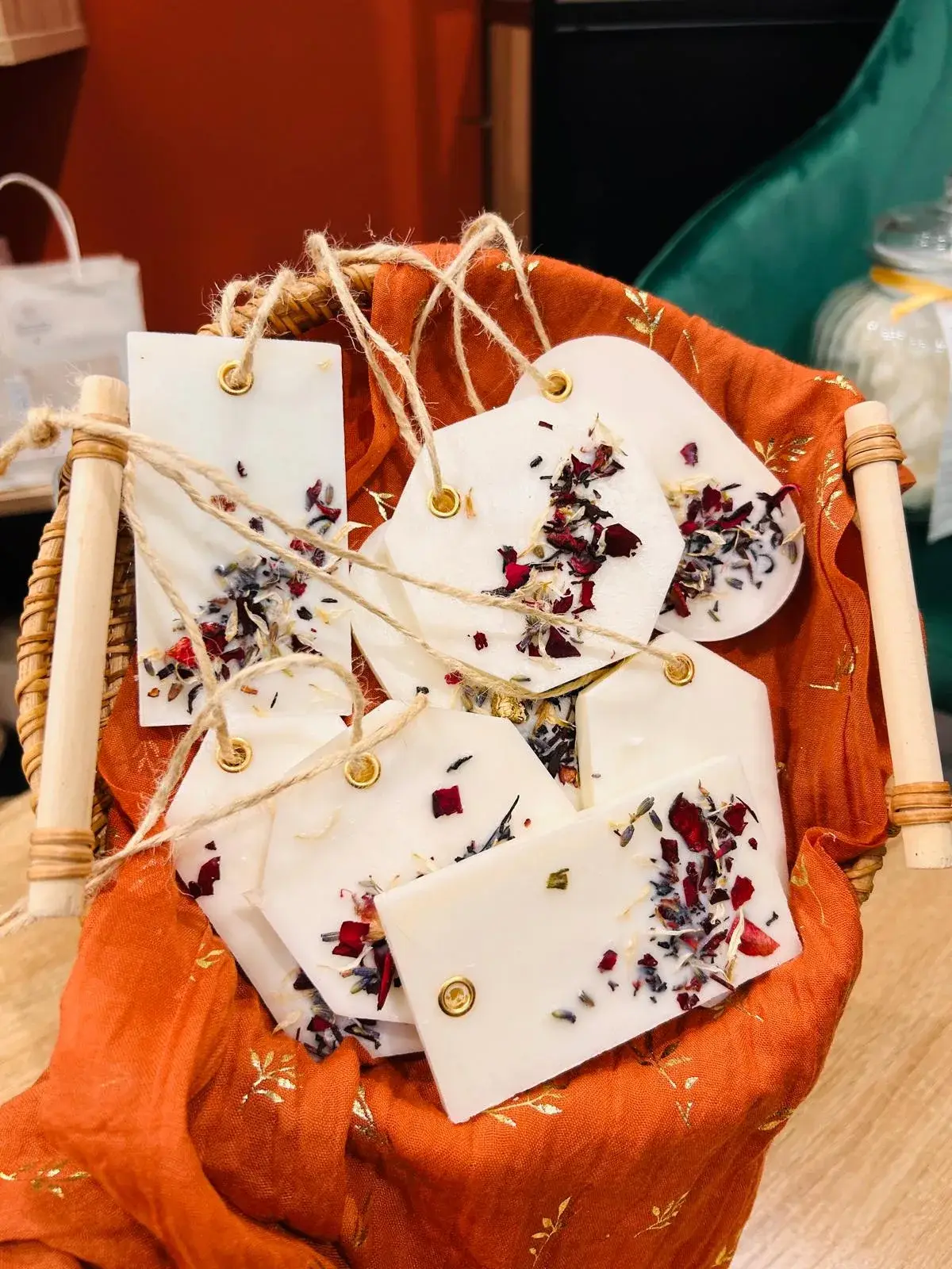 Étiquettes parfumées avec des fleurs séchées.