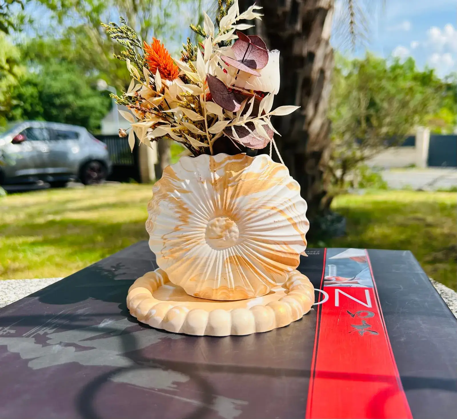 Vase coquillage avec fleurs séchées en extérieur
