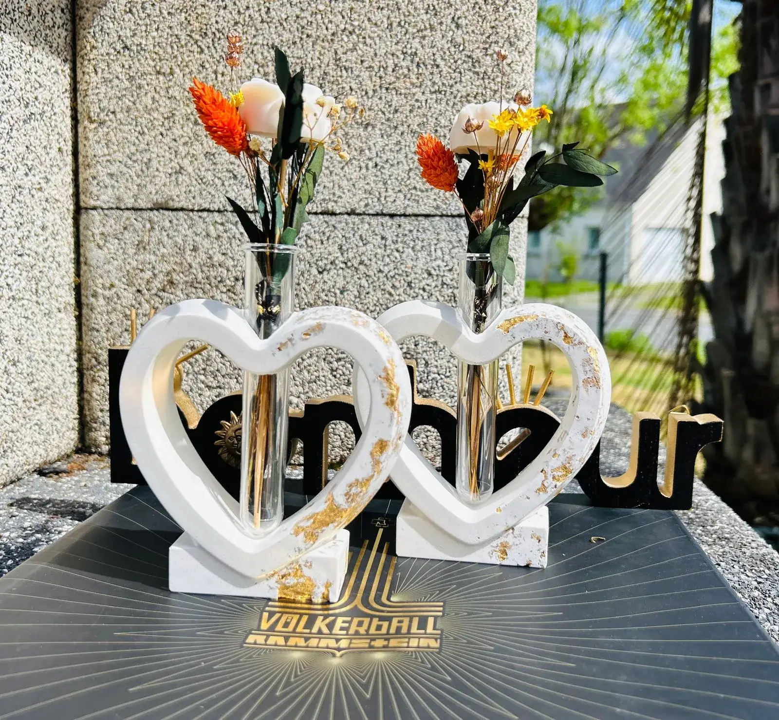 Deux vases cœur avec fleurs séchées