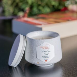 Bougie parfumée en pot avec couvercle.