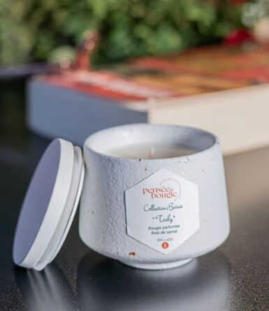 Bougie parfumée en pot avec couvercle.