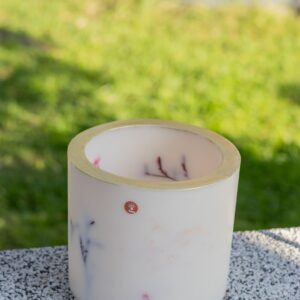 Vase en marbre avec motif coloré