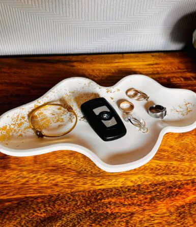 Plateau avec bijoux et une clé de voiture