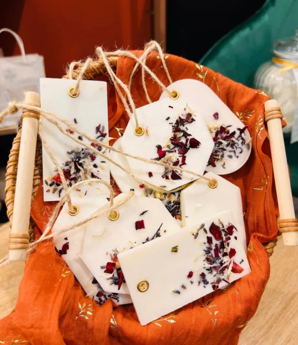 Étiquettes parfumées avec des fleurs séchées.