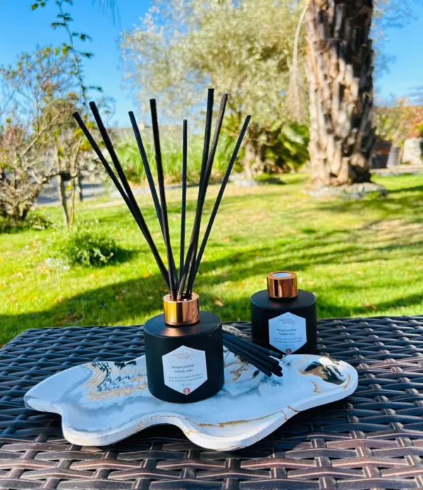 Diffuseur de parfum sur une table en extérieur.