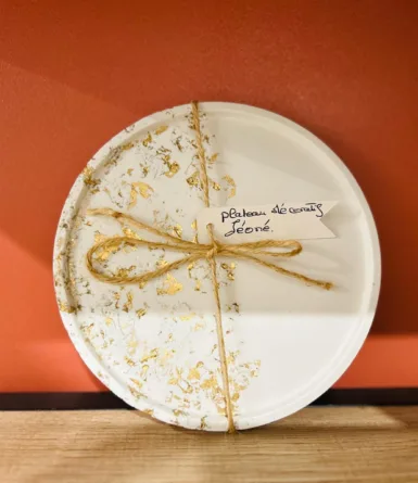 Plateau décoratif blanc et doré avec ficelle