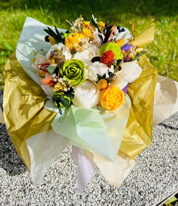 Bouquet coloré de roses blanches et jaunes