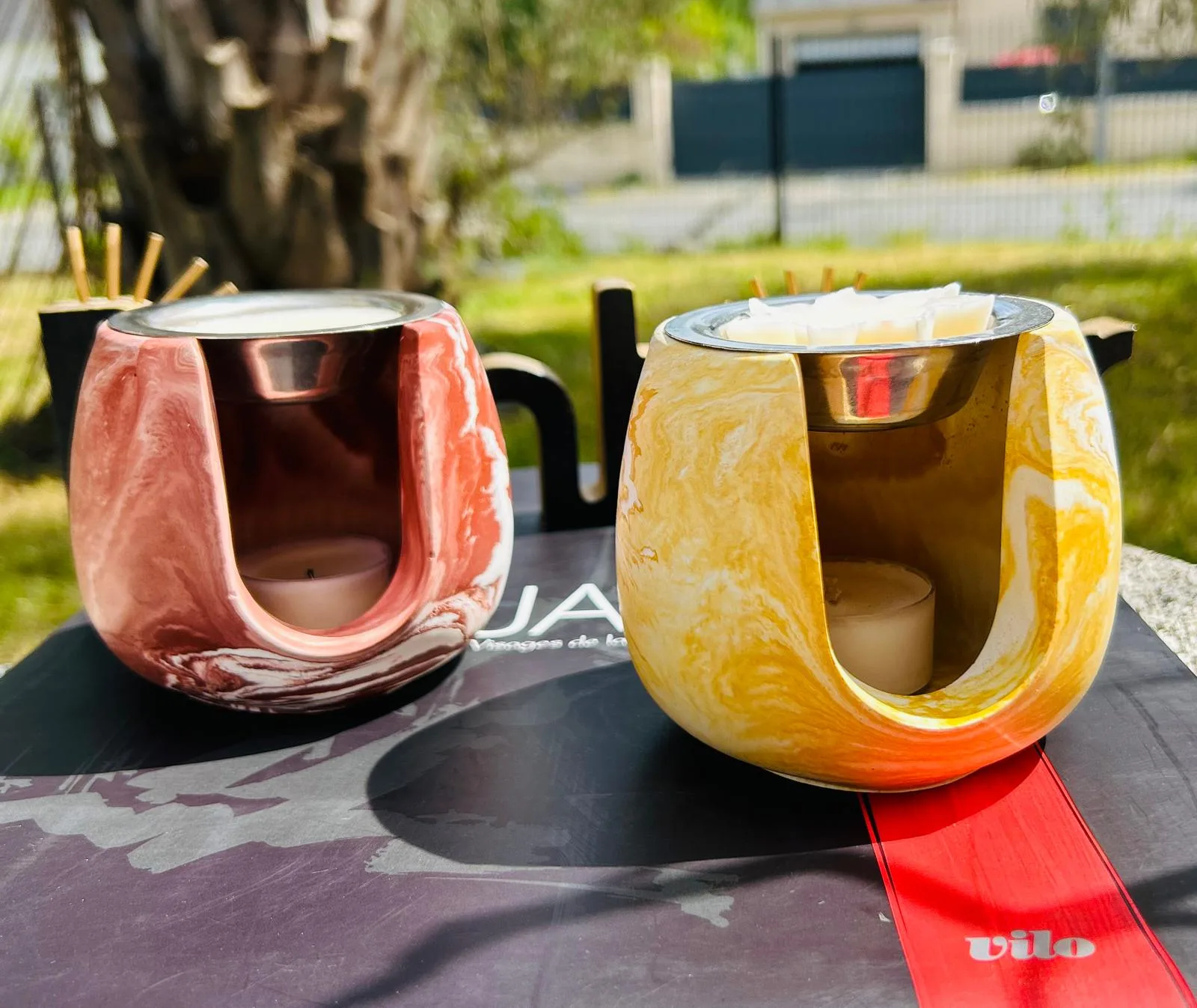Deux brûleurs de parfum décoratifs en céramique