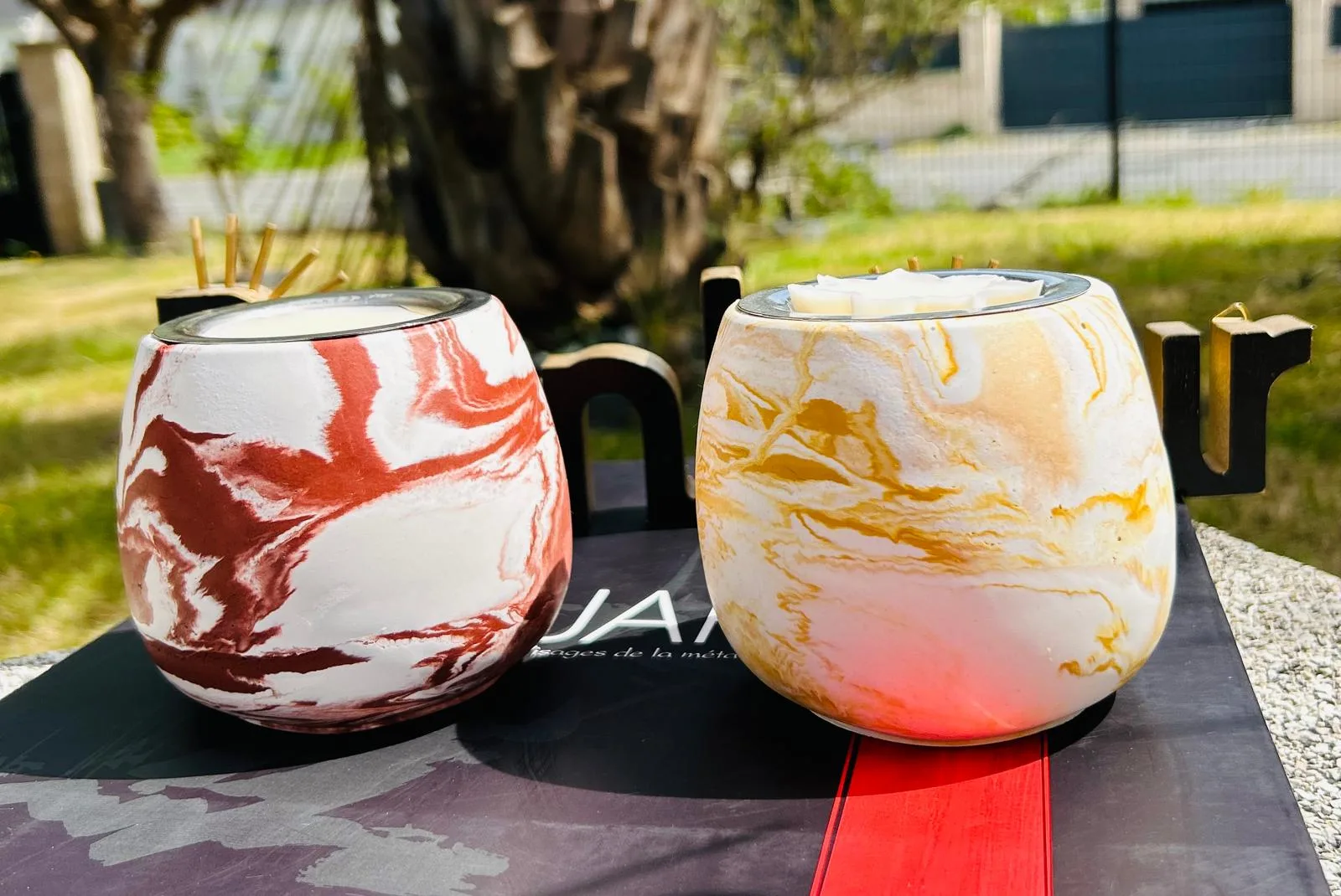 Deux bougies marbrées décoratives en extérieur