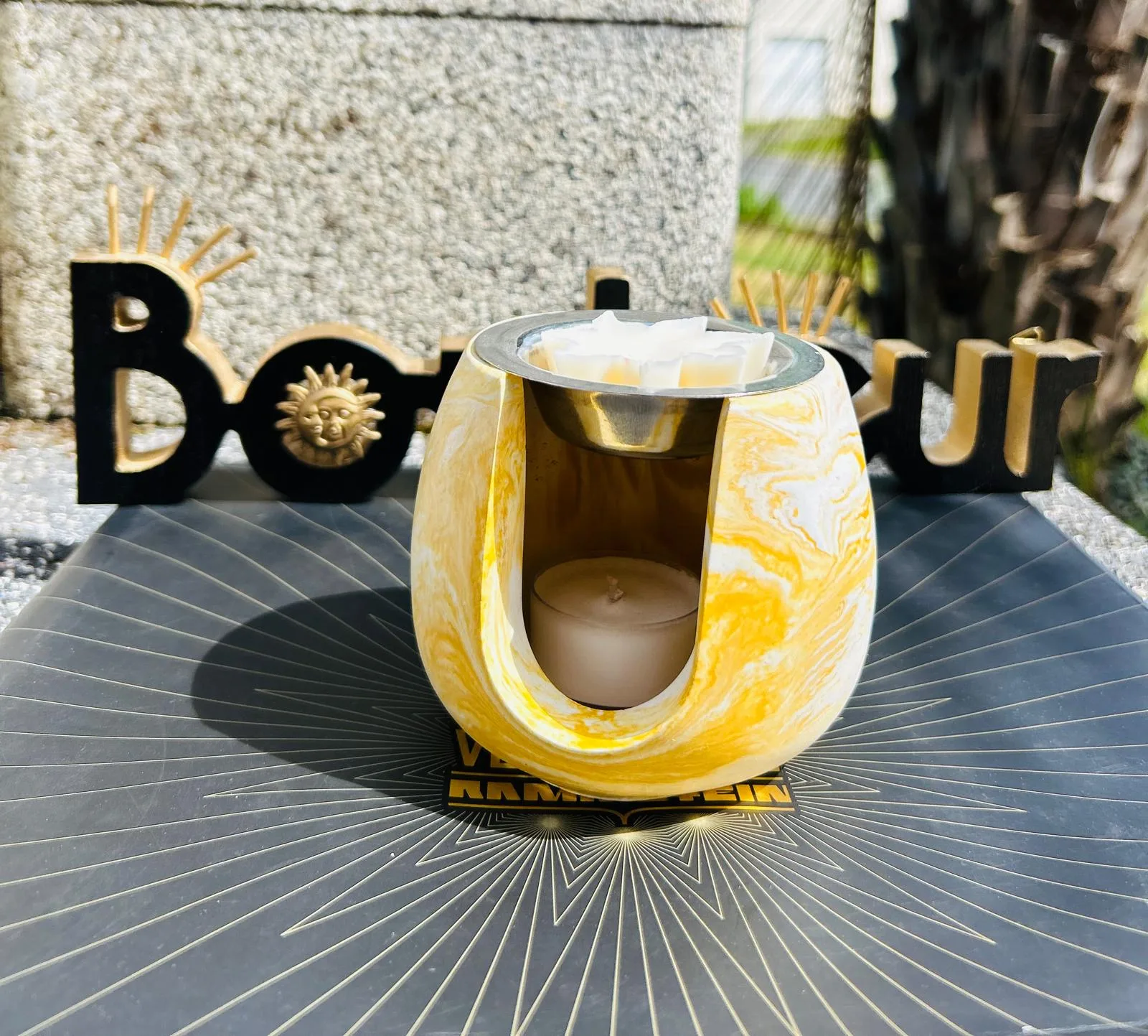 Brûleur de cire décoratif jaune sur table