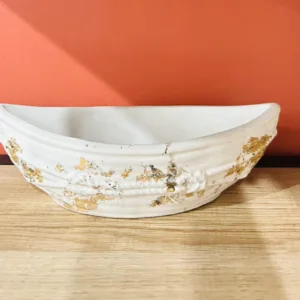 Coupe en céramique blanche aux touches dorées