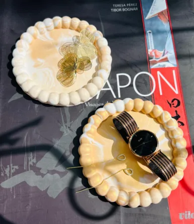 Assiettes décoratives avec montre et bijoux dorés