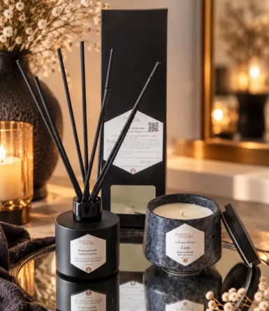 Bougie et diffuseur parfumé noirs sur plateau miroir