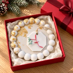 Couronne blanche et dorée dans coffret cadeau rouge