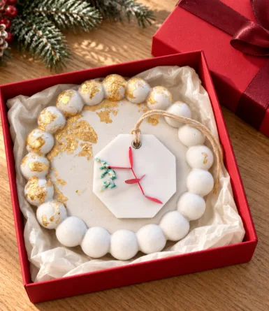Couronne blanche et dorée dans coffret cadeau rouge