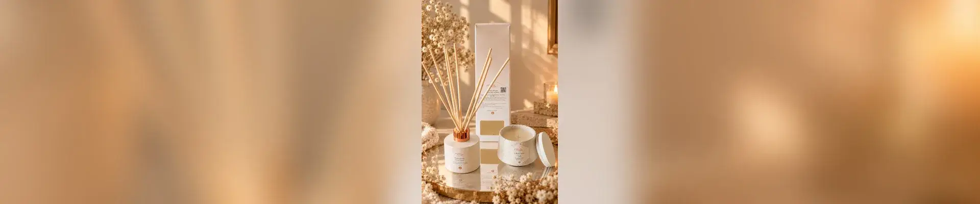 Diffuseur à bâtonnets et bougie parfumée dans un décor chaleureux