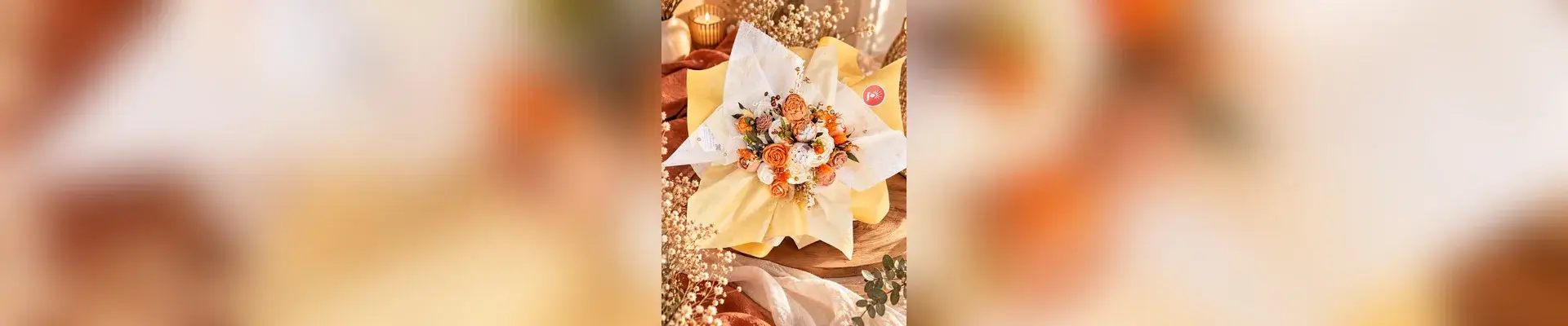 Bouquet de roses orange emballé dans du papier jaune