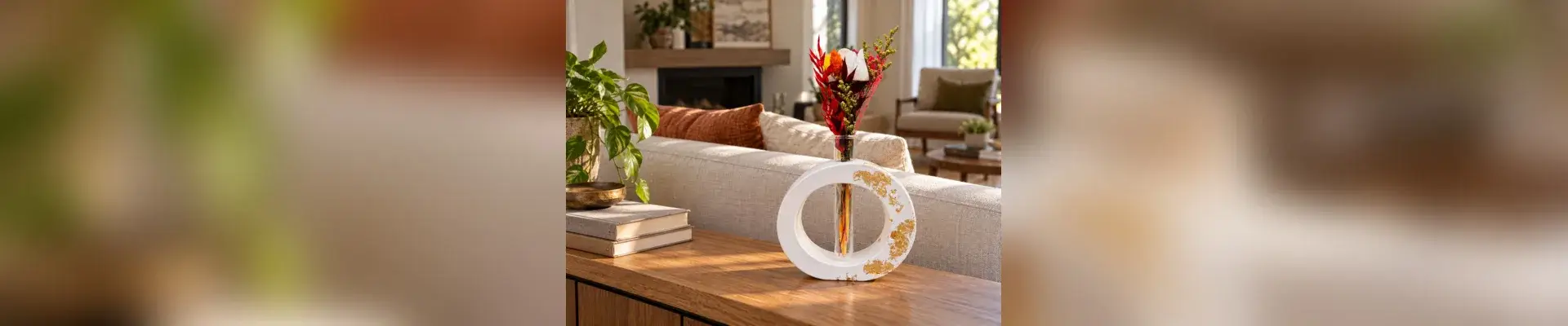 Vase blanc ajouré sur meuble dans salon lumineux